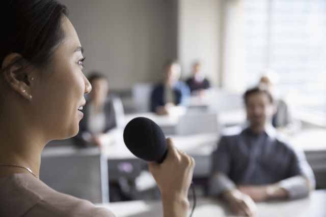 講演で話す女性